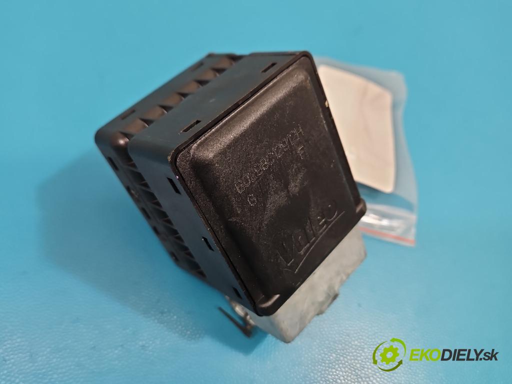 Renault Clio IV 2012-2020 1.2 16V 73 HP manual 54 kW 1149 cm3 5- Blokáda: řízení: 8200604932 (Riadenie ostatné)