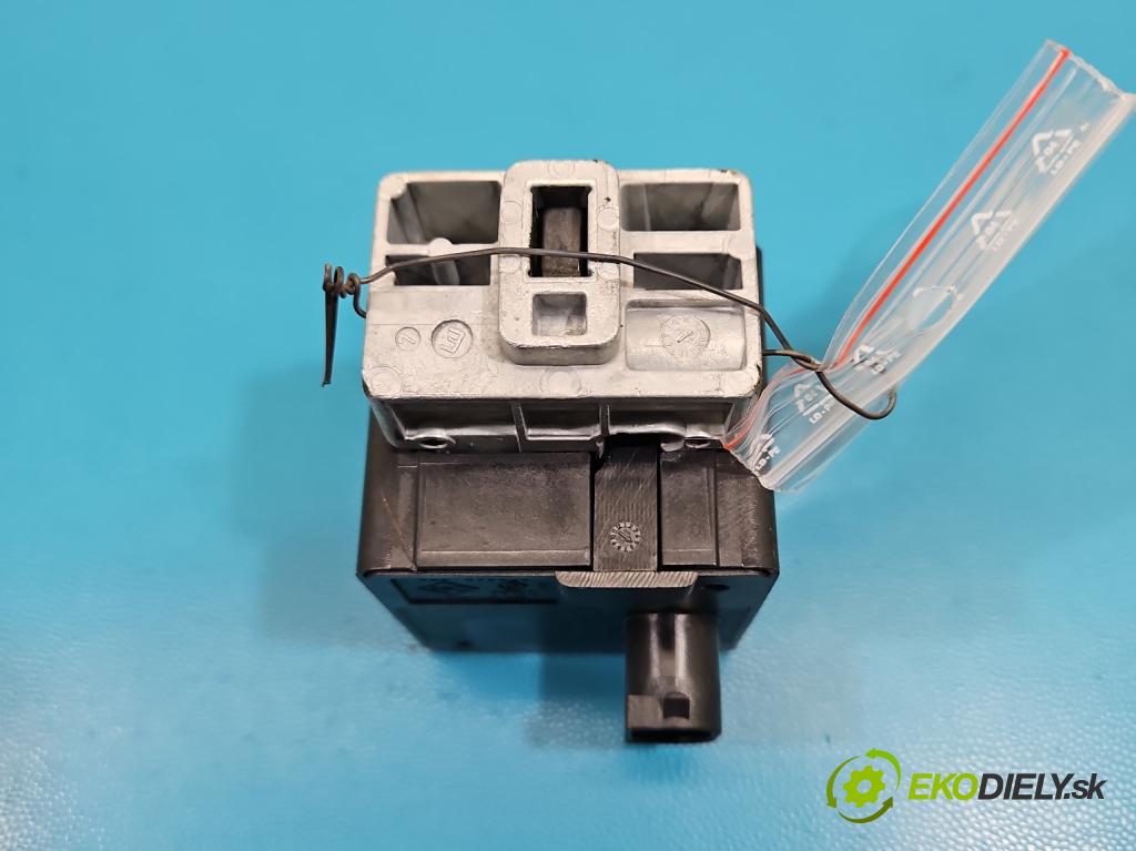 Renault Clio IV 2012-2020 1.2 16V 73 HP manual 54 kW 1149 cm3 5- Blokáda: řízení: 8200604932 (Riadenie ostatné)