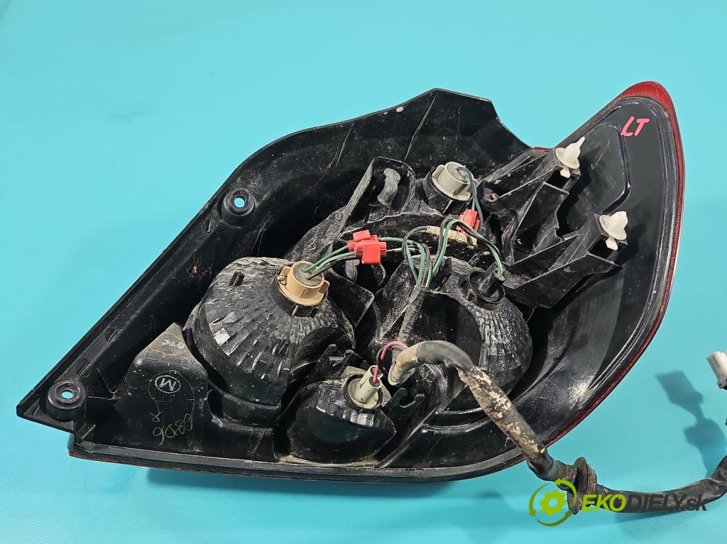 Mitsubishi Outlander I 2003-2006 2.0 16V 136 HP manual 100 kW 1997 cm3 5- svetlo / reflektor zadné ľavé 220-87685 (Kľučka dverí ostatné)