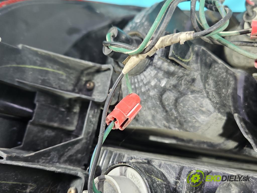 Mitsubishi Outlander I 2003-2006 2.0 16V 136 HP manual 100 kW 1997 cm3 5- svetlo / reflektor zadné ľavé 220-87685 (Kľučka dverí ostatné)