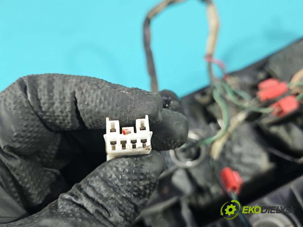 Mitsubishi Outlander I 2003-2006 2.0 16V 136 HP manual 100 kW 1997 cm3 5- svetlo / reflektor zadné ľavé 220-87685 (Kľučka dverí ostatné)