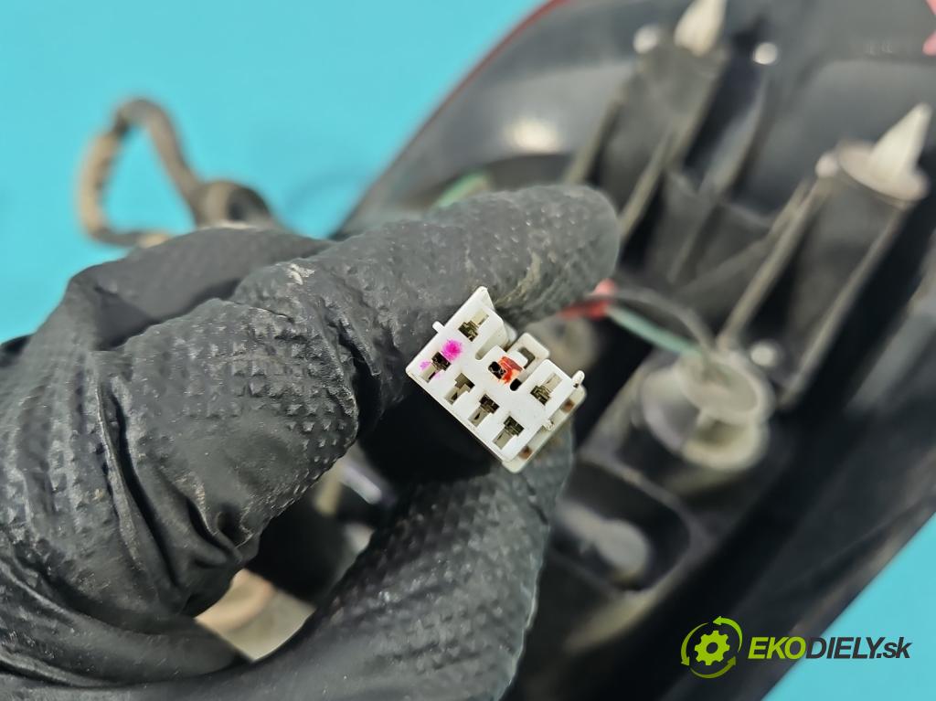 Mitsubishi Outlander I 2003-2006 2.0 16V 136 HP manual 100 kW 1997 cm3 5- svetlo / reflektor zadné pravé  (Kľučka dverí ostatné)