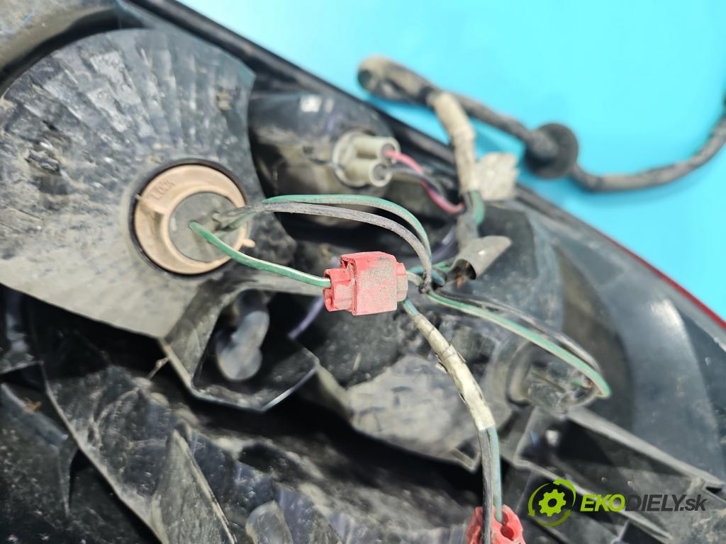 Mitsubishi Outlander I 2003-2006 2.0 16V 136 HP manual 100 kW 1997 cm3 5- svetlo / reflektor zadné pravé  (Kľučka dverí ostatné)