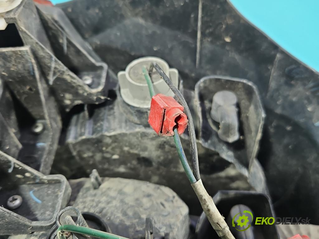 Mitsubishi Outlander I 2003-2006 2.0 16V 136 HP manual 100 kW 1997 cm3 5- svetlo / reflektor zadné pravé  (Kľučka dverí ostatné)