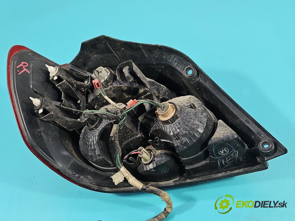 Mitsubishi Outlander I 2003-2006 2.0 16V 136 HP manual 100 kW 1997 cm3 5- svetlo / reflektor zadné pravé  (Kľučka dverí ostatné)