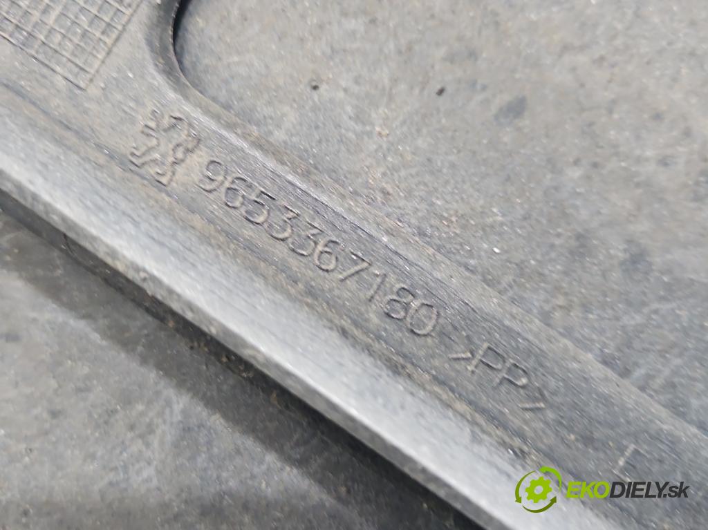 Peugeot 307 1.6 hdi 109 HP manual 80 kW 1560 cm3 5- nárazník predné  (Kľučka dverí ostatné)