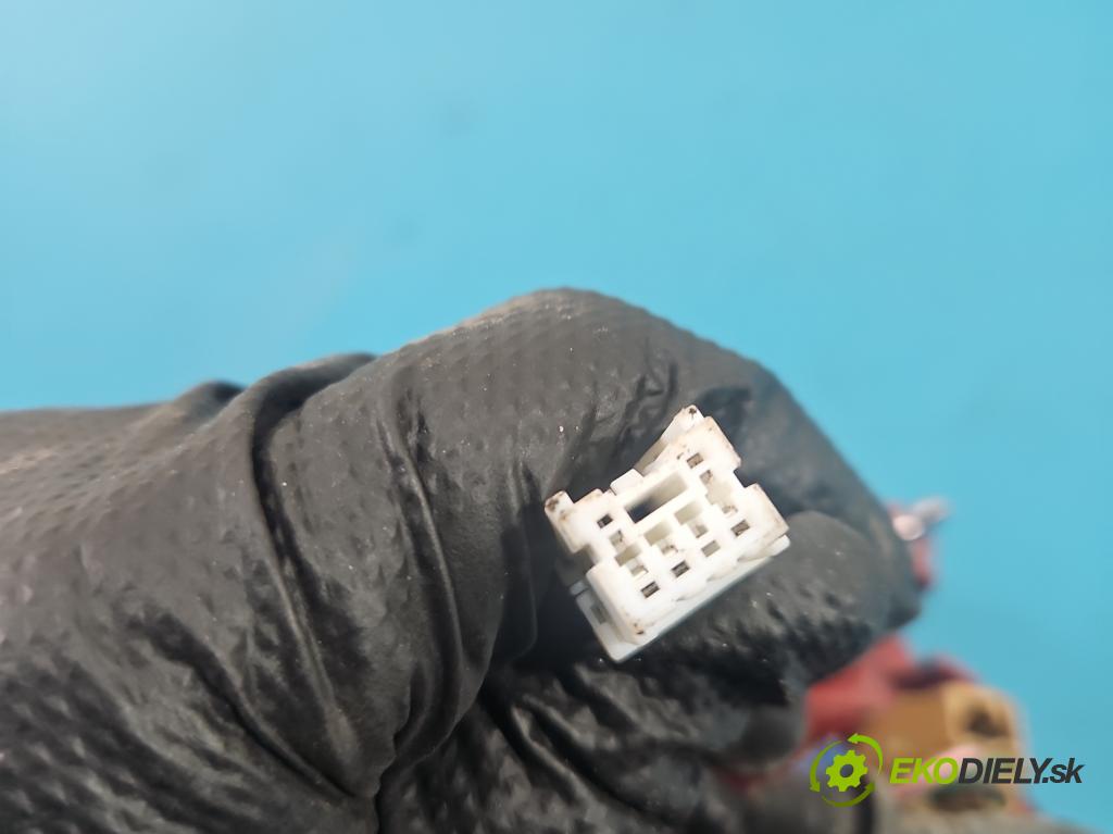 Kia Niro I 2016-2022 1.6 GDI 105 hp automatic 77 kW 1580 cm3 5- světlo zadní levé (Klika dveří ostatní)