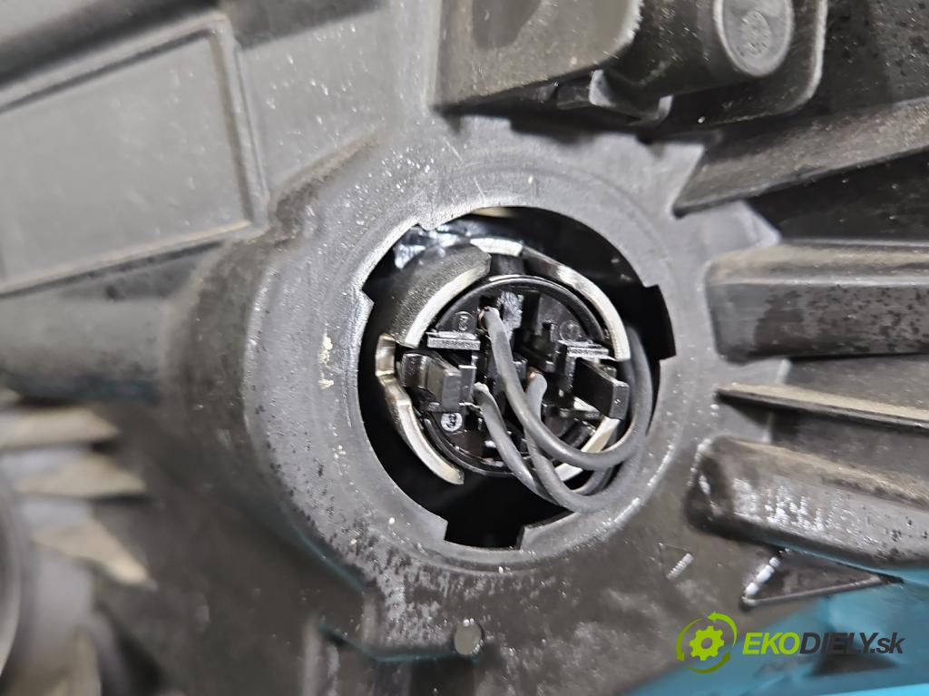 Opel Corsa E 2014-2019 1.3 cdti 75 hp manual 55 kW 1248 cm3 3- světlo pravý 13381336 (Pravé přední světlo)