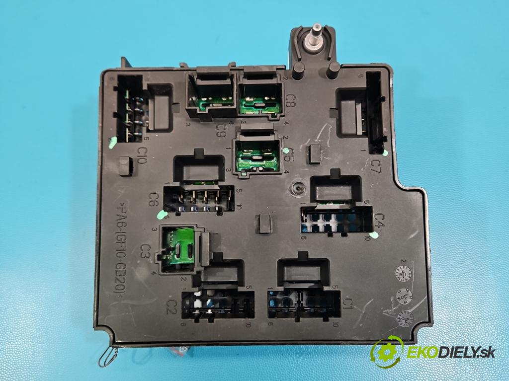 Volvo S90 II 2016- 2.0 T 320KM automatic 235 kW 1969 cm3 4- skříňka pojistková 31473568 (Pojistková skříňka)