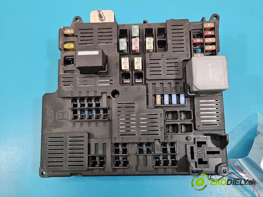 Volvo S90 II 2016- 2.0 T 320KM automatic 235 kW 1969 cm3 4- skříňka pojistková 31473568 (Pojistková skříňka)