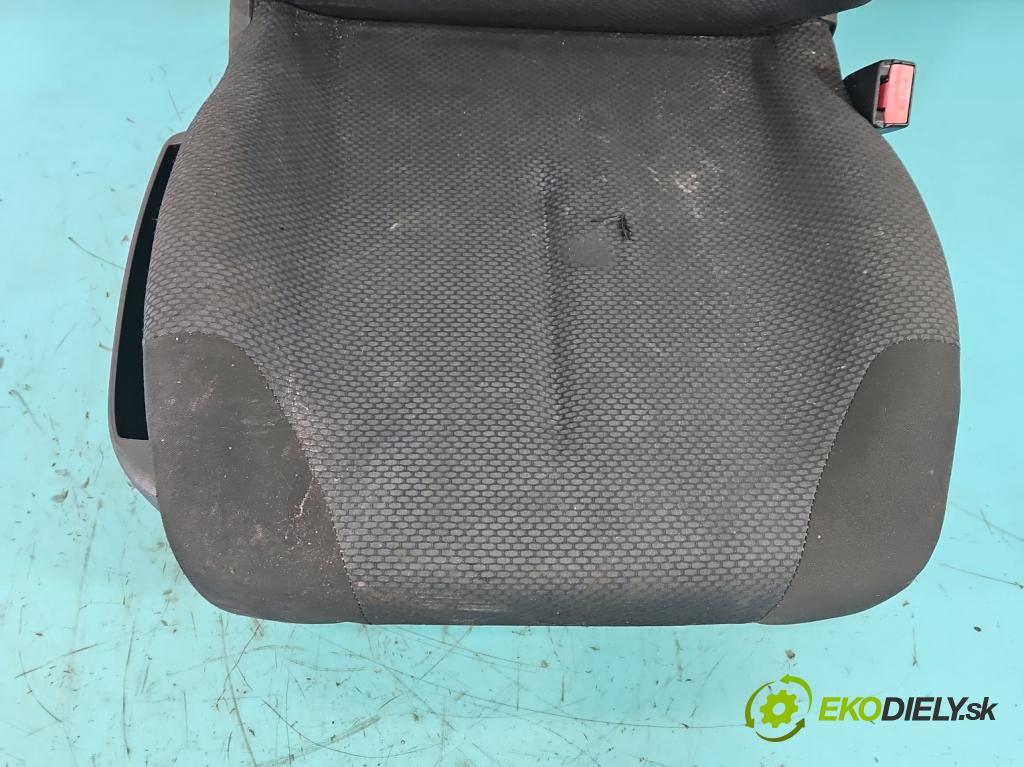 Citroen C4 I 2004-2011 1.4 16V 88 hp manual 65 kW 1360 cm3 3- Sedadlo pravý  (Sedadlo)