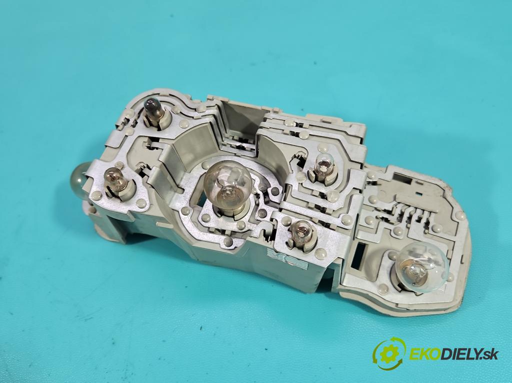 Toyota Corolla Verso II 2004-2009 1.8 vvti 129 HP manual 95 kW 1794 cm3 5- svetlo / reflektor zadné ľavé  (Kľučka dverí ostatné)