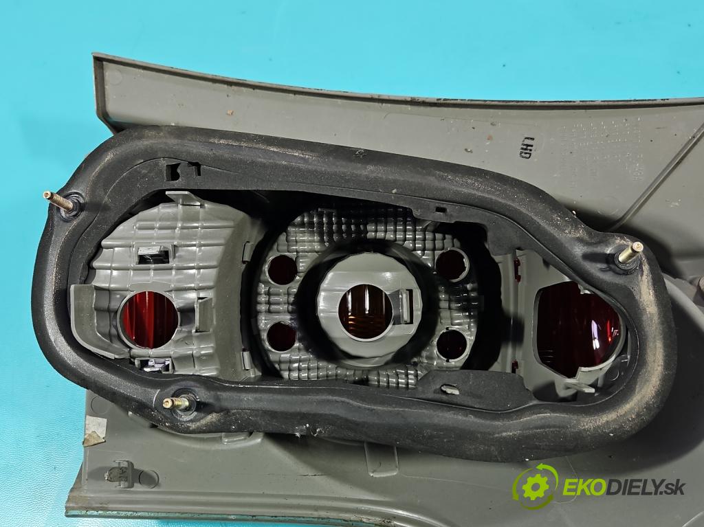 Toyota Corolla Verso II 2004-2009 1.8 vvti 129 HP manual 95 kW 1794 cm3 5- svetlo / reflektor zadné ľavé  (Kľučka dverí ostatné)