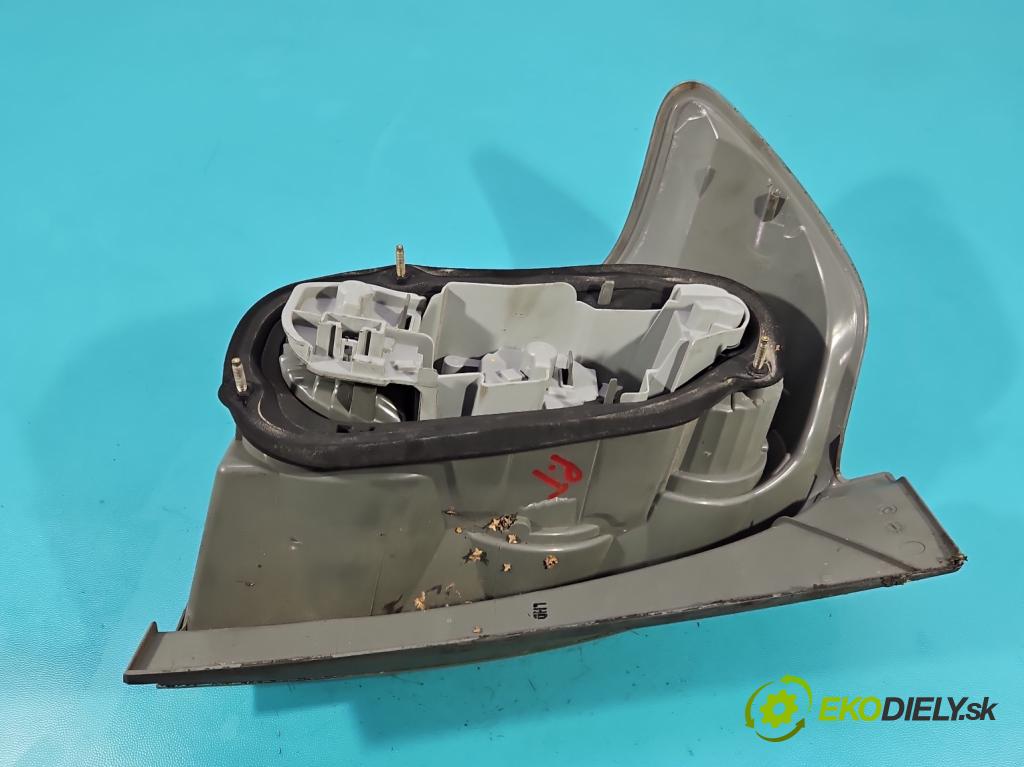 Toyota Corolla Verso II 2004-2009 1.8 vvti 129 HP manual 95 kW 1794 cm3 5- svetlo / reflektor zadné pravé  (Kľučka dverí ostatné)