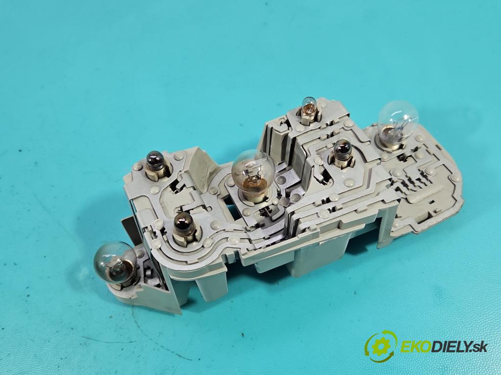 Toyota Corolla Verso II 2004-2009 1.8 vvti 129 HP manual 95 kW 1794 cm3 5- svetlo / reflektor zadné pravé  (Kľučka dverí ostatné)