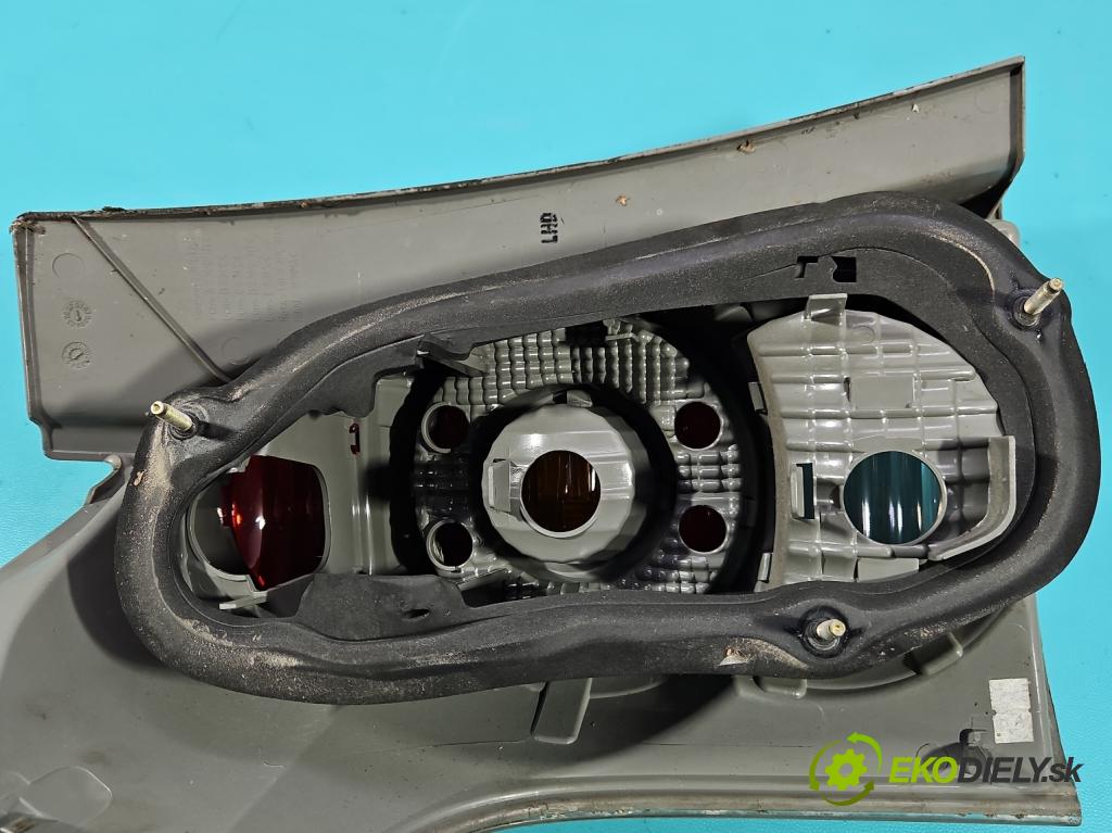 Toyota Corolla Verso II 2004-2009 1.8 vvti 129 HP manual 95 kW 1794 cm3 5- svetlo / reflektor zadné pravé  (Kľučka dverí ostatné)