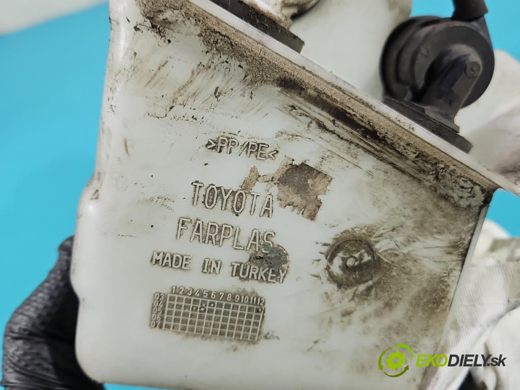 Toyota Corolla Verso II 2004-2009 1.8 vvti 129 HP manual 95 kW 1794 cm3 5- nádržka tekutina: ostrekovačov