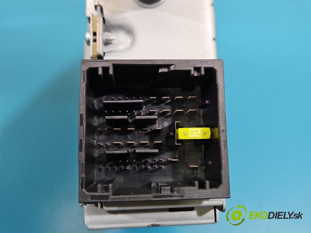 Peugeot 3008 II 2016-2023 1.5 hdi 131 HP automatic 96 kW 1499 cm3 5- Radio originál 9844106080