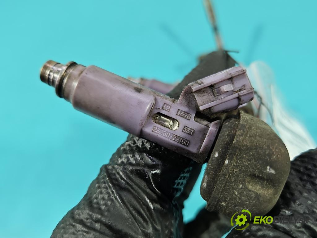 Toyota Corolla Verso II 2004-2009 1.8 vvti 129 HP manual 95 kW 1794 cm3 5- vstrek 23250-22100 (Vstrekovač paliva)