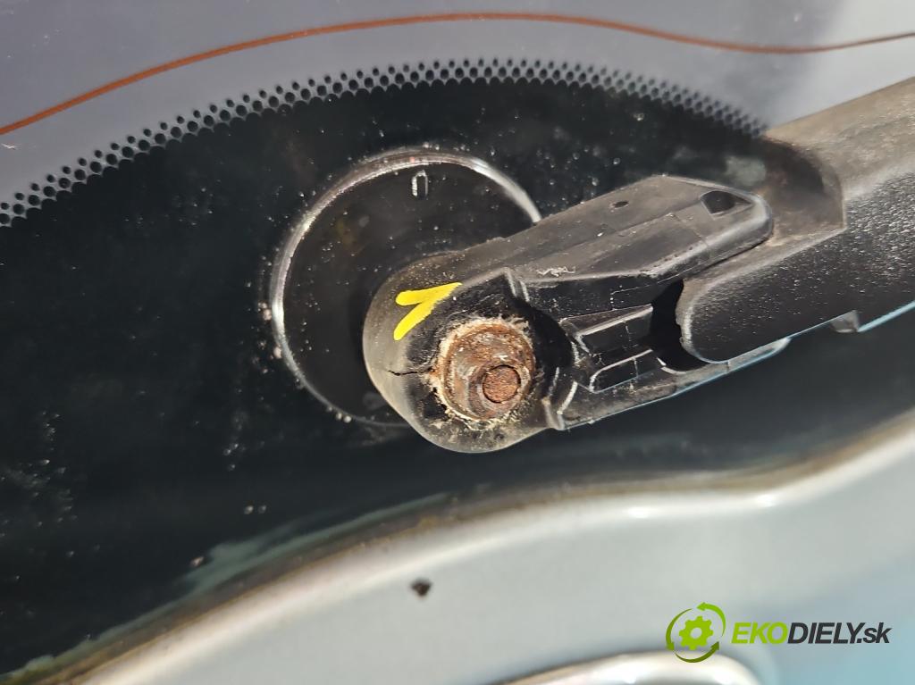 Toyota Corolla Verso II 2004-2009 1.8 vvti 129 HP manual 95 kW 1794 cm3 5- zadna kufor  (Kapota zadná (kufor))