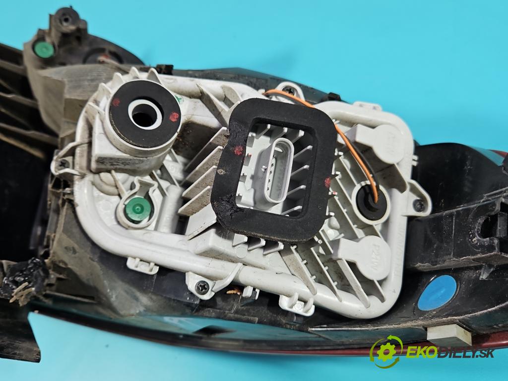 Fiat Tipo II 2015- 1.4 16V 95 HP manual 70 kW 1368 cm3 4- svetlo / reflektor zadné pravé 519844870 (Kľučka dverí ostatné)