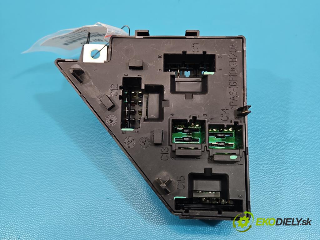 Volvo S90 II 2016- 2.0 T 320KM automatic 235 kW 1969 cm3 4- skrinka poistka 31453252 (Poistková skrinka)