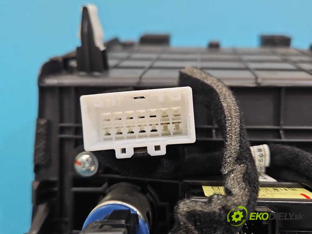 Kia Niro I 2016-2022 1.6 GDI 105 HP automatic 77 kW 1580 cm3 5- zásuvka USB 96120-G5100