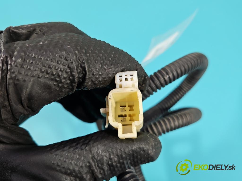 Toyota Corolla E12 2001-2009 1.6 vvti 110 hp manual 81 kW 1598 cm3 5- stěna bezpečnost přední pravý