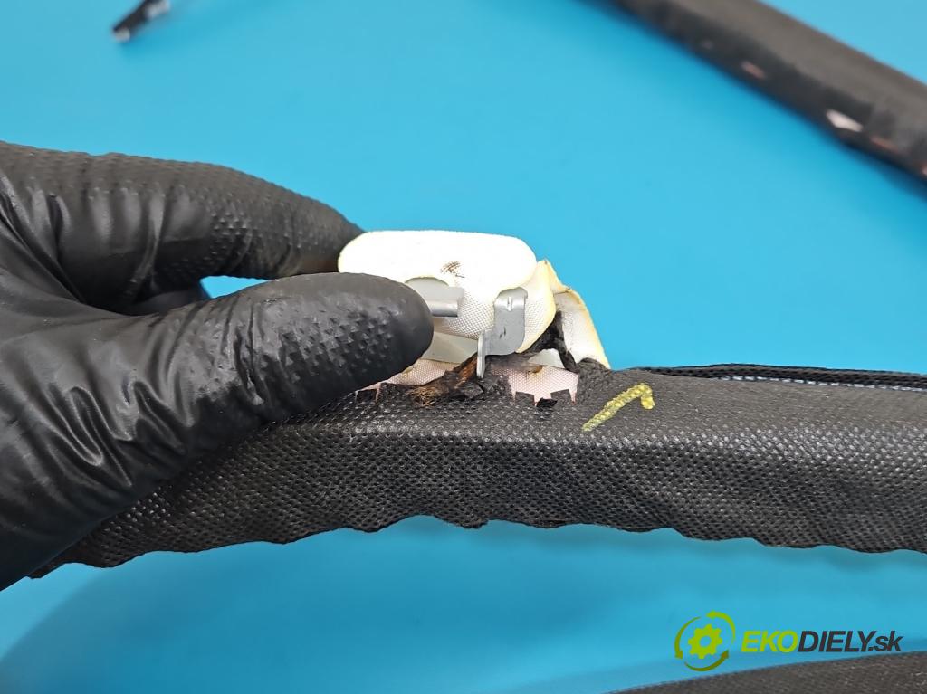 Peugeot 3008 II 2016-2023 1.5 hdi 131 hp automatic 96 kW 1499 cm3 5- Záclona: levé 9811504680