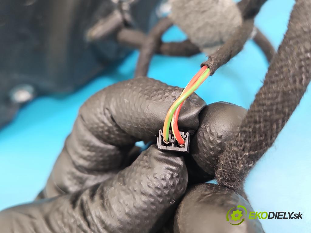 Skoda Octavia III 2013- 2.0 TSI 190 HP automatic 140 kW 1984 cm3 5- zrkadlo pravé  (Kľučka dverí ostatné)