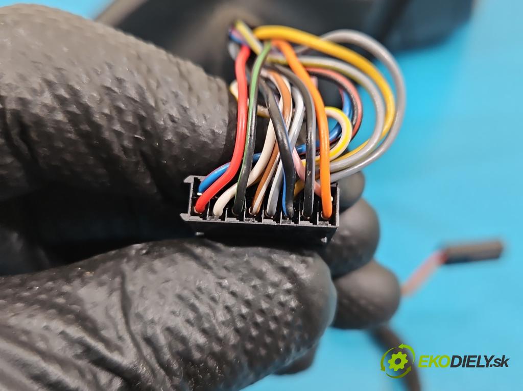 Skoda Octavia III 2013- 2.0 TSI 190 HP automatic 140 kW 1984 cm3 5- zrkadlo pravé  (Kľučka dverí ostatné)