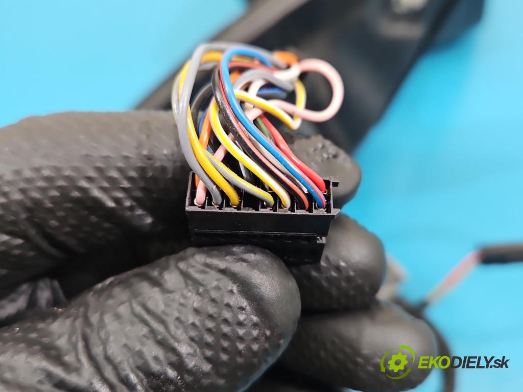 Skoda Octavia III 2013- 2.0 TSI 190 HP automatic 140 kW 1984 cm3 5- zrkadlo pravé  (Kľučka dverí ostatné)