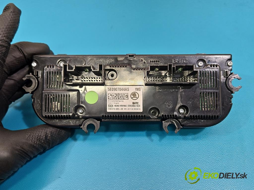 Skoda Octavia III 2013- 2.0 TSI 190 HP automatic 140 kW 1984 cm3 5- panel kúrenia 5E0907044AS