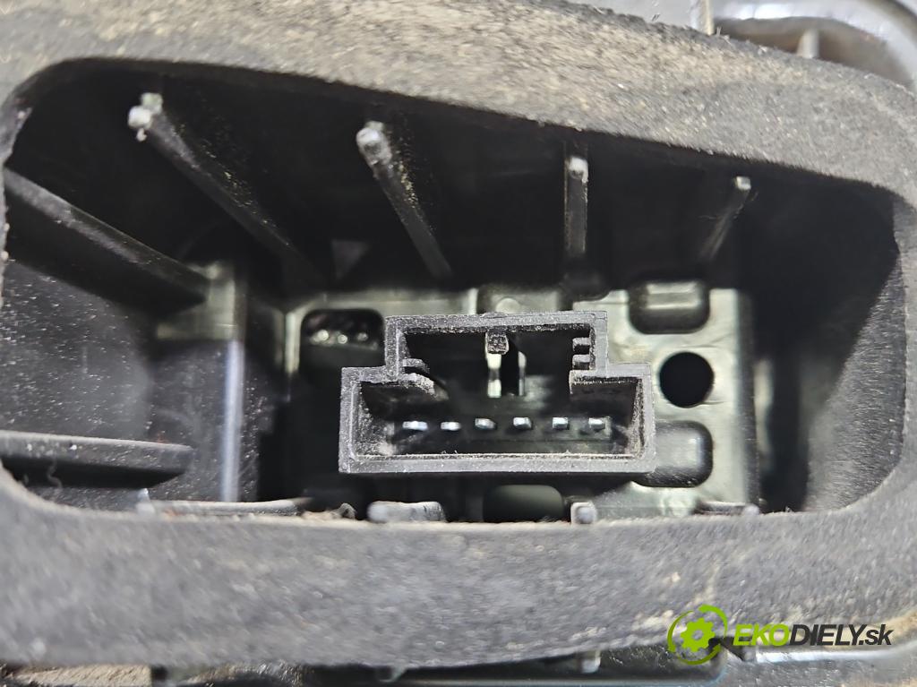 Skoda Octavia III 2013- 2.0 TSI 190 hp automatic 140 kW 1984 cm3 5- světlo zadní pravé 5E5945208 (Klika dveří ostatní)