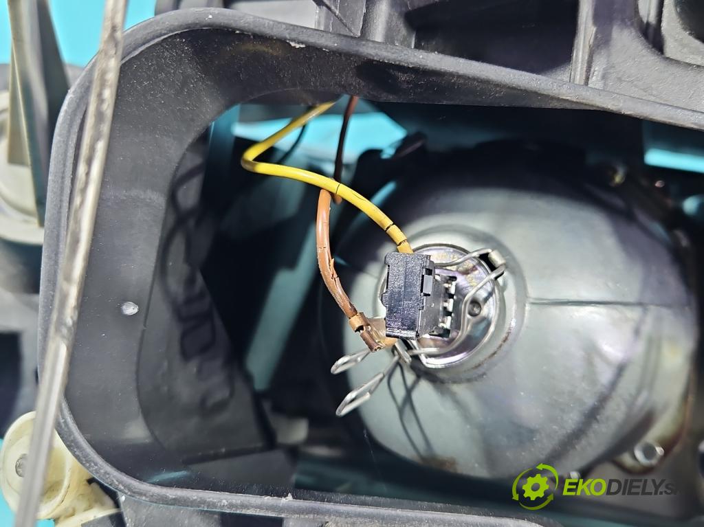 Audi A6 C5 1997-2004 1.8 T 150 HP manual 110 kW 1781 cm3 4- Reflektor: pravý  (Svetlo predné pravé)