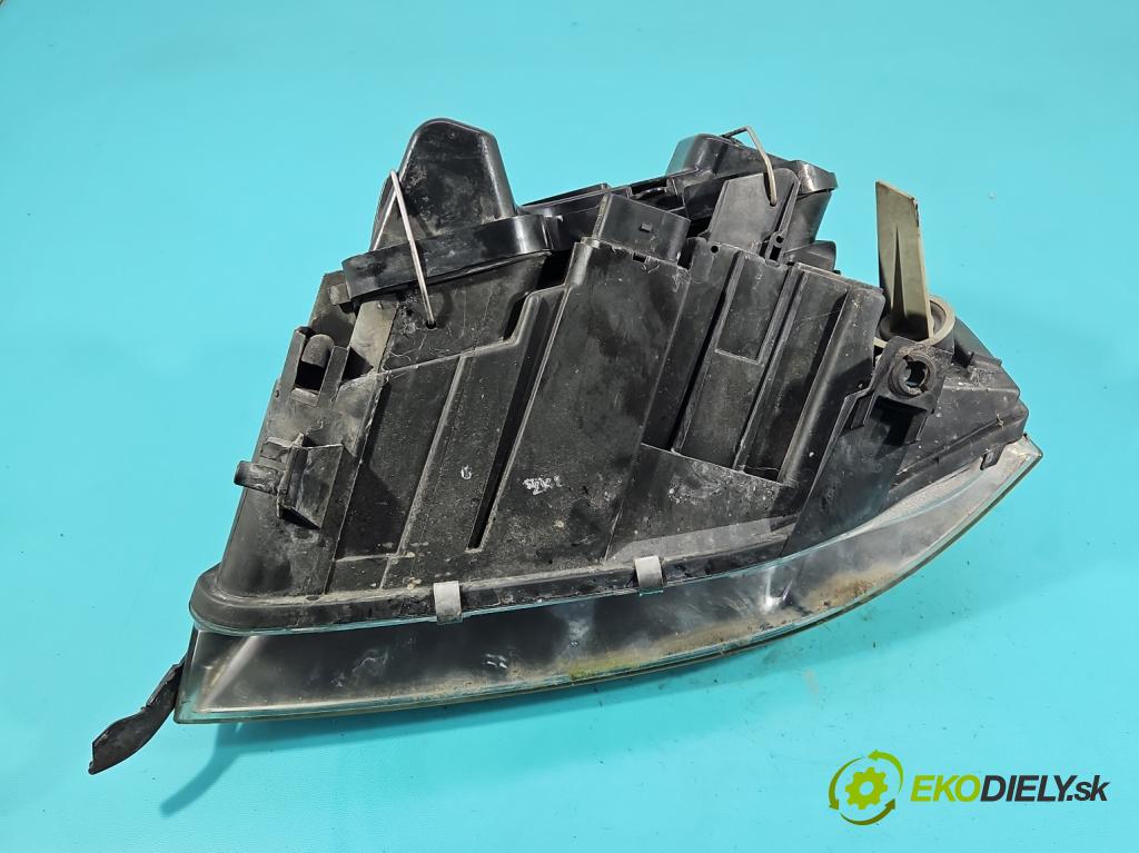 Audi A6 C5 1997-2004 1.8 T 150 HP manual 110 kW 1781 cm3 4- Reflektor: pravý  (Svetlo predné pravé)