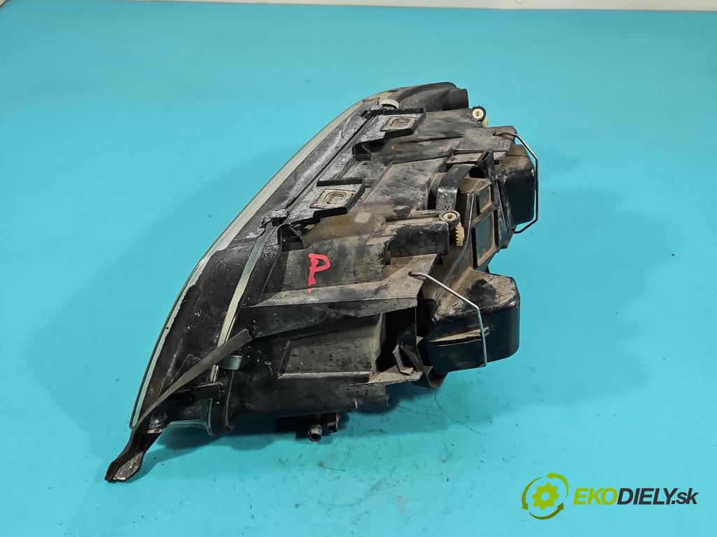 Audi A6 C5 1997-2004 1.8 T 150 HP manual 110 kW 1781 cm3 4- Reflektor: pravý  (Svetlo predné pravé)