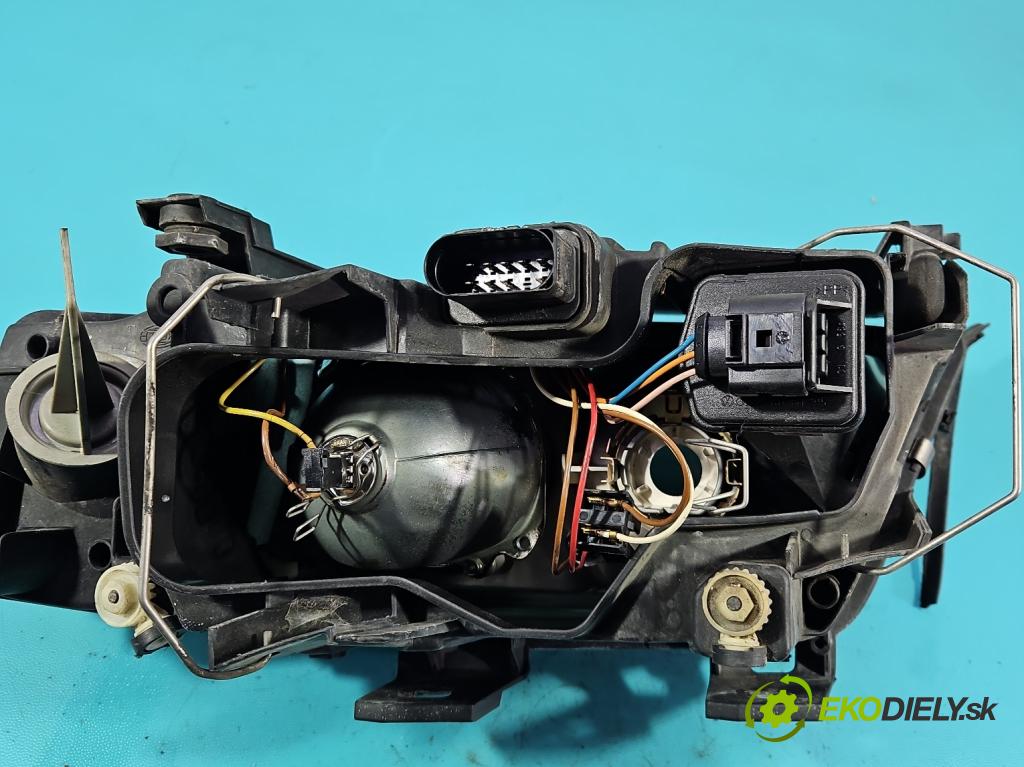 Audi A6 C5 1997-2004 1.8 T 150 HP manual 110 kW 1781 cm3 4- Reflektor: pravý  (Svetlo predné pravé)
