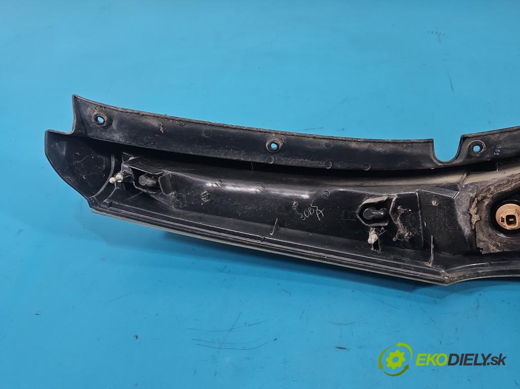 Mitsubishi Grandis 2.0 DID 136 HP manual 100 kW 1968 cm3 5- svetlo / reflektor zadné pravé  (Kľučka dverí ostatné)