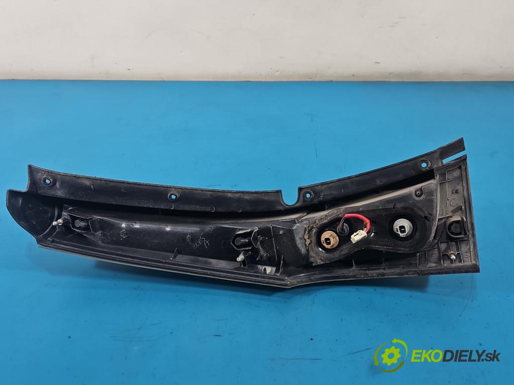 Mitsubishi Grandis 2.0 DID 136 HP manual 100 kW 1968 cm3 5- svetlo / reflektor zadné pravé  (Kľučka dverí ostatné)