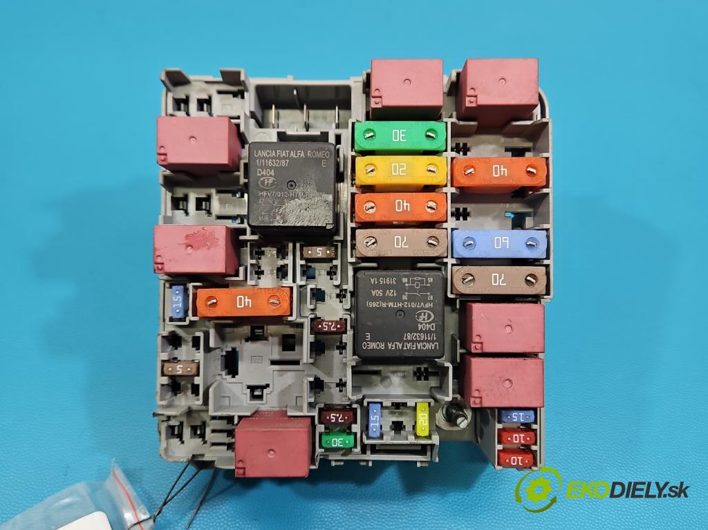 Fiat Tipo II 2015- 1.4 16V 95 HP manual 70 kW 1368 cm3 4- skrinka poistka 52028777 (Poistková skrinka)