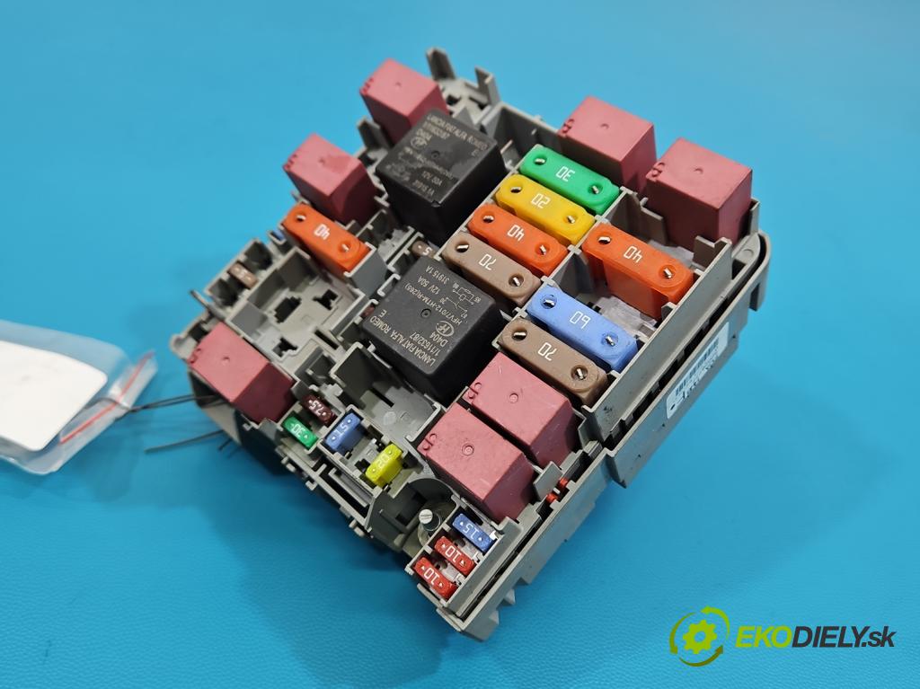 Fiat Tipo II 2015- 1.4 16V 95 HP manual 70 kW 1368 cm3 4- skrinka poistka 52028777 (Poistková skrinka)