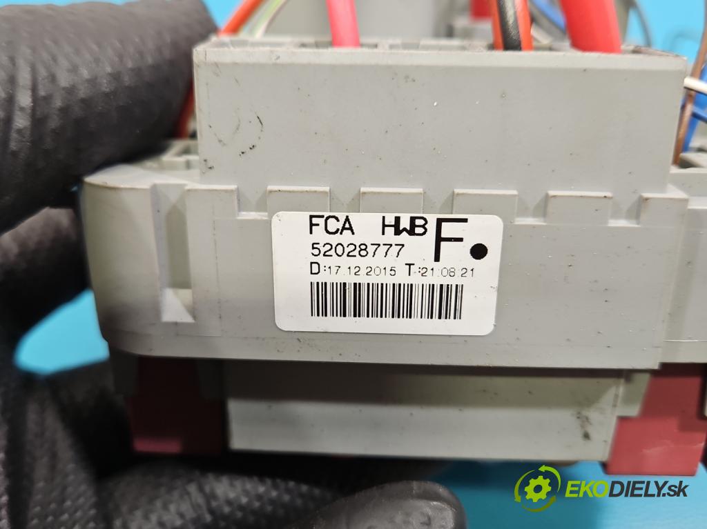 Fiat Tipo II 2015- 1.4 16V 95 HP manual 70 kW 1368 cm3 4- skrinka poistka 52028777 (Poistková skrinka)