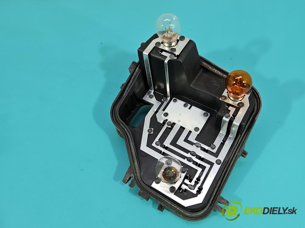 Dacia Sandero II 2012-2020 1.0 12V 73 HP manual 54 kW 999 cm3 5- svetlo / reflektor zadné ľavé 265554938R (Kľučka dverí ostatné)