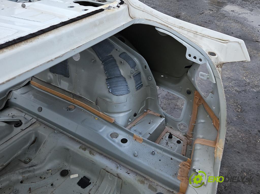 Volvo S90 II 2016- 2.0 T 320KM automatic 235 kW 1969 cm3 4- blatnik zadní pravý