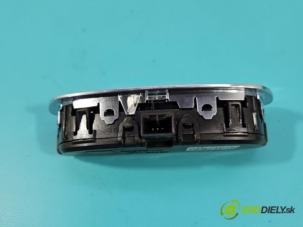 Volvo S90 II 2016- 2.0 T 320KM automatic 235 kW 1969 cm3 4- svetlo / reflektor interiéra 31457643