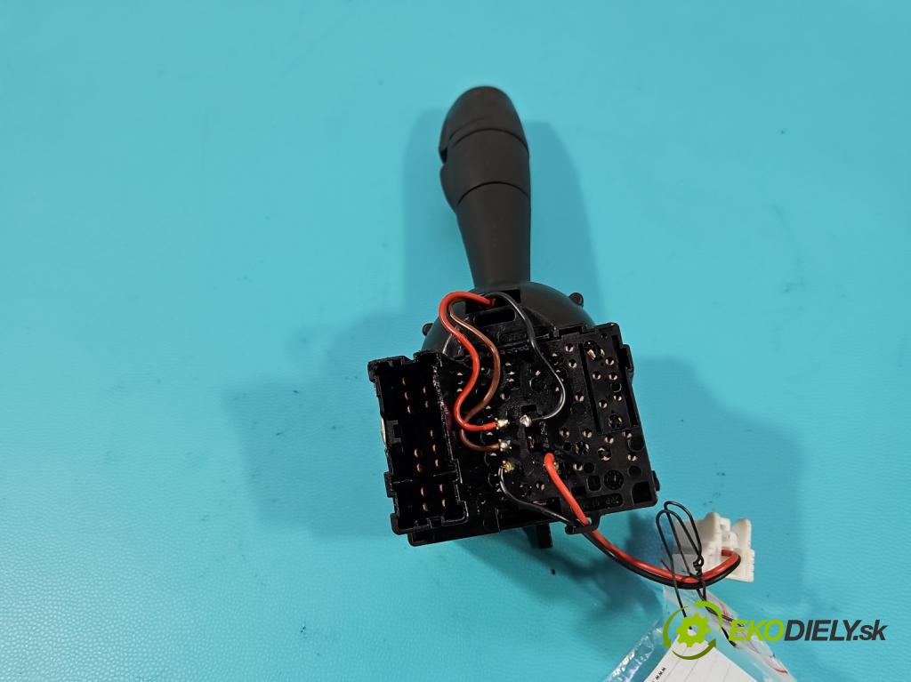 Dacia Sandero II 2012-2020 1.0 12V 73 hp manual 54 kW 999 cm3 5- Přepínač blinkry: 255679575R (Páčky pod volantem)