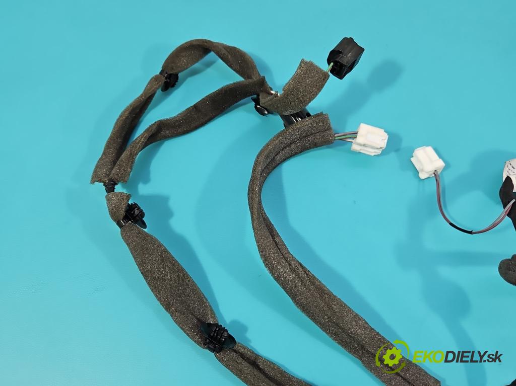 Dacia Sandero II 2012-2020 1.0 12V 73 HP manual 54 kW 999 cm3 5- Zväzok: dvere predné pravých 241248710R