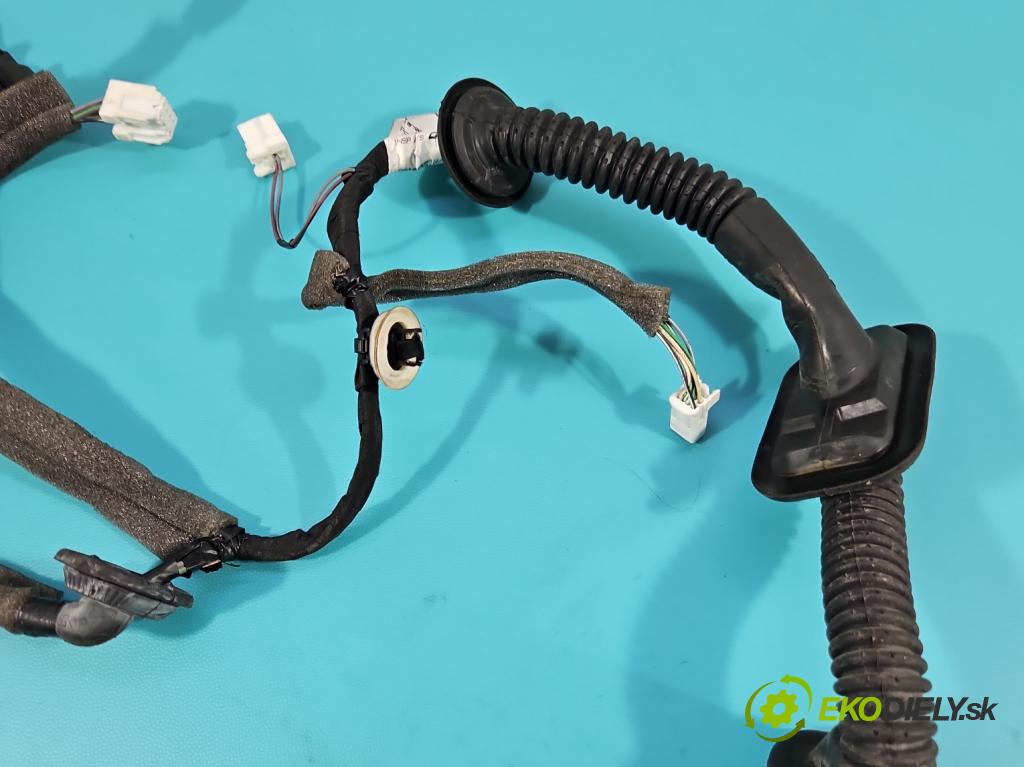 Dacia Sandero II 2012-2020 1.0 12V 73 HP manual 54 kW 999 cm3 5- Zväzok: dvere predné pravých 241248710R