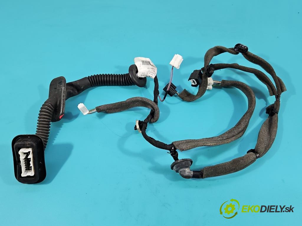 Dacia Sandero II 2012-2020 1.0 12V 73 HP manual 54 kW 999 cm3 5- Zväzok: dvere predné pravých 241248710R